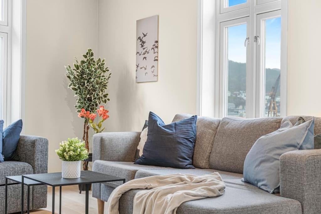 New! Huge Modern Apartment! Fit For Two Families! Bergen Exteriér fotografie