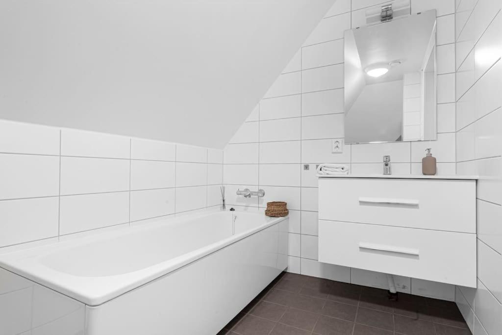 New! Huge Modern Apartment! Fit For Two Families! Bergen Exteriér fotografie