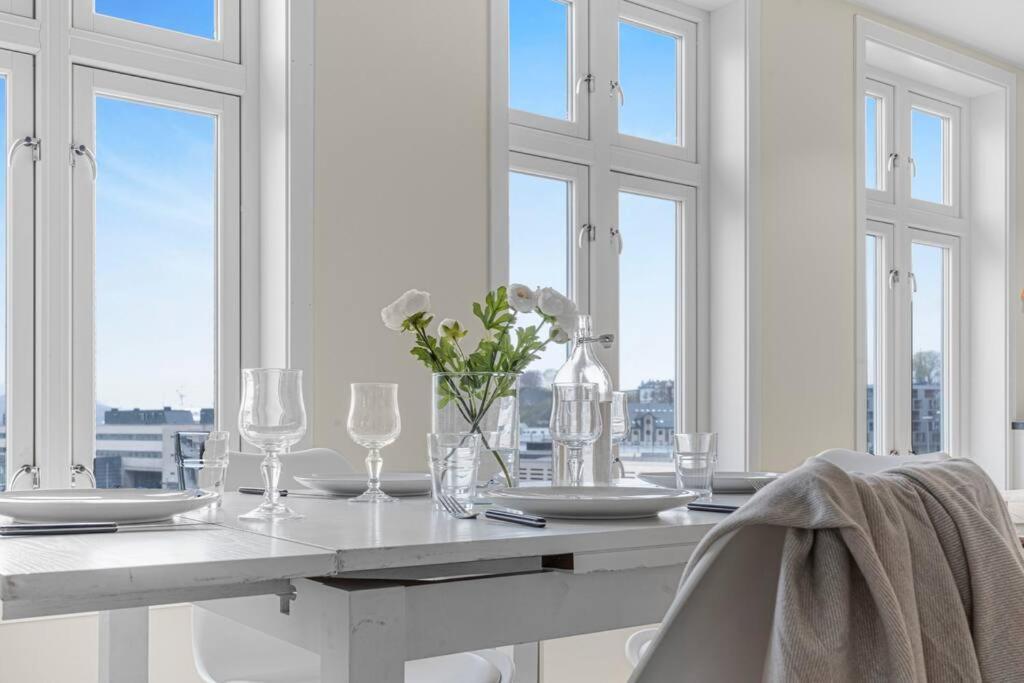 New! Huge Modern Apartment! Fit For Two Families! Bergen Exteriér fotografie