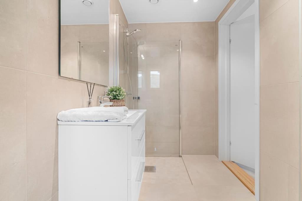 New! Huge Modern Apartment! Fit For Two Families! Bergen Exteriér fotografie